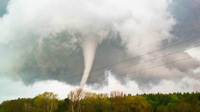 Die Aufnahme zeigt den Tornado noch 15...ow in Mecklenburg-Vorpommern entfernt.  | Foto: dpa