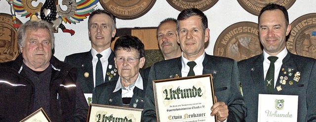 Geehrt:  Fritz Hartmann, Oberschtzenm...), Erwin Neubauer und Michael Nopper.   | Foto: Schtzenverein