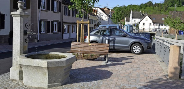 Schmuckstck in der sanierten Hammerst...chplatzbrunnen bei der Storchenbrcke.  | Foto: Markus Maier