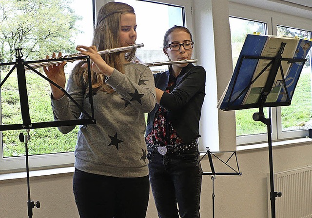 Victoria Huber und Hannah Mauch setzte...ihren gut gelungenen ersten Auftritt.   | Foto: Gertrud Rittner