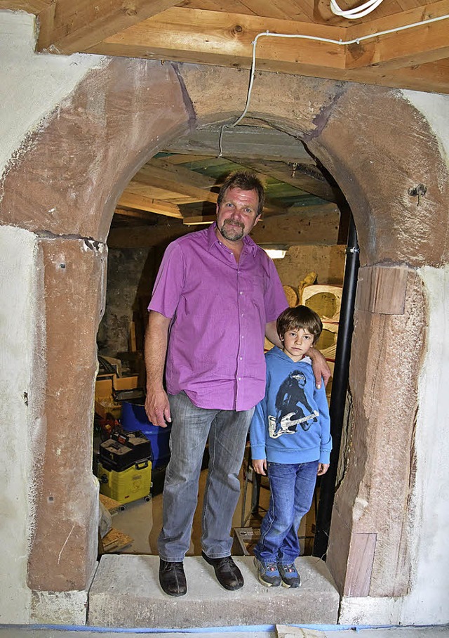 <Text>Axel Brinkmann mit Sohn Linus be...ngang zum Wehrturm der Hochburg</Text>  | Foto: Hans Meidhof