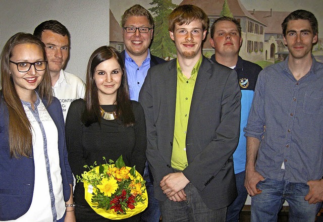 Die Junge Union Bad Krozingen-Staufen ...te von links)  mit einem Blumenstrau.  | Foto: privat