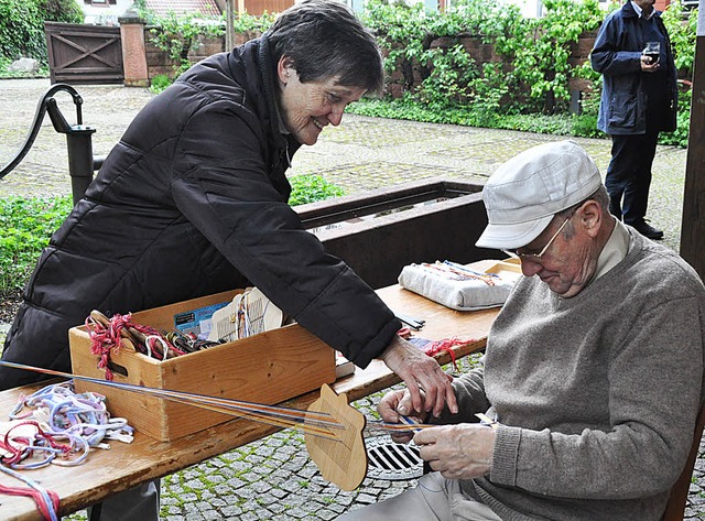 Beim Webversuch muss schon mal die Ehe...nche sorgte fr die kleine Parkmusik.   | Foto: Julius Steckmeister