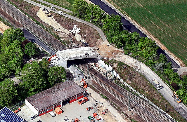 Der Abriss der Festhallenbrcke ist in vollem Gange.   | Foto: Erich Meyer