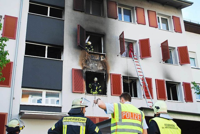 Die Feuerwehr bringt mit der Drehleiter Bewohner in Sicherheit.  | Foto: Thomas Loisl Mink