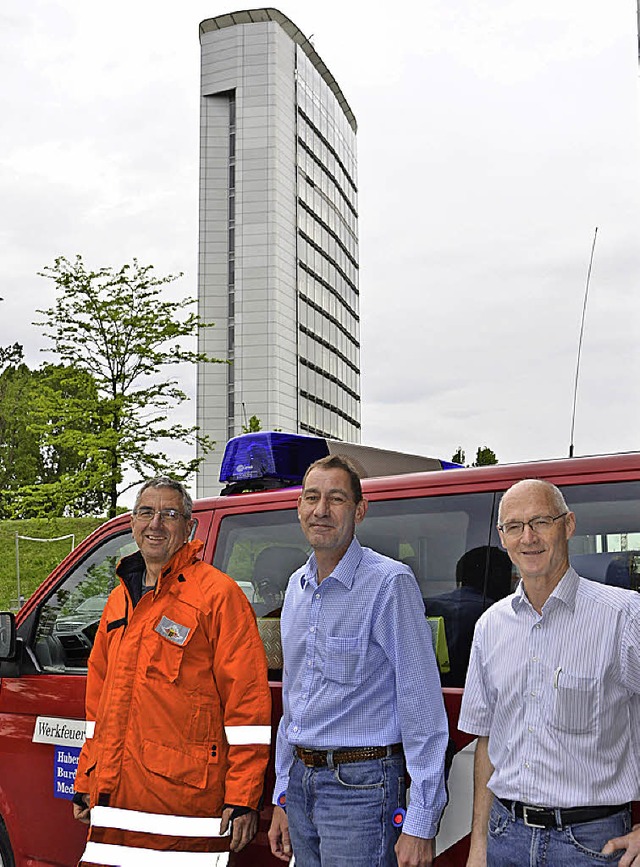 Vor dem Hochhaus (v. l.): Dietmar Stutz, Bernhard Gallus und Daniel Kienzle.   | Foto: Seller