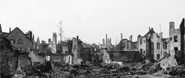 Der Blick Anfang 1945 von der Rheinstr...inks hinten das Dach des Martinstors.   | Foto: Privat