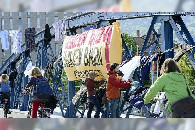 Demo-Aktion auf der Wiwili-Brücke