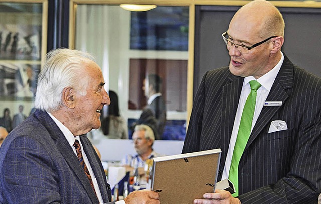 Volksbankvorstand Ulf Bleckmann gratuliert einem langjhrigen Mitglied.   | Foto: zvg