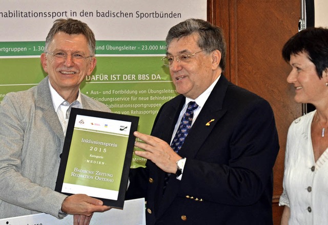 BZ-Redaktionsleiter Wolfram Khli (lin... Mergen den BBS-Inklusionspreis 2015.   | Foto: Soboll