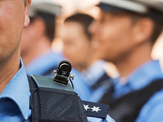 Polizisten des Freiburger Prsidiums sollen die Schulterkameras testen.  | Foto: DPA