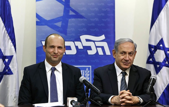 Freude im Gesicht: Naftali Bennett (li...etanjahu stellen ihre Koalition vor.    | Foto: DPA