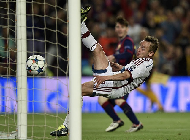 Bayern-Verteidiger Rafinha schlgt ein...ut sich im Hintergrund ber sein 2:0.   | Foto: AFP