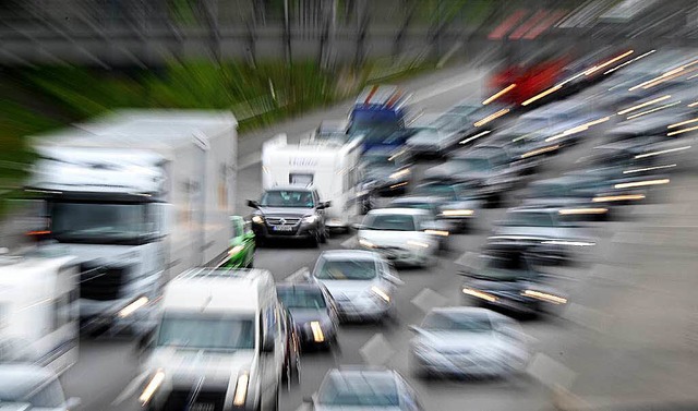 Die Verkehrssituation in Weil am Rhein...entag“ drohen neue Blechlawinen. | Foto: dpa Die Verkehrssituation in Weil am Rhein...entag“ drohen neue Blechlawinen. | Foto: dpa