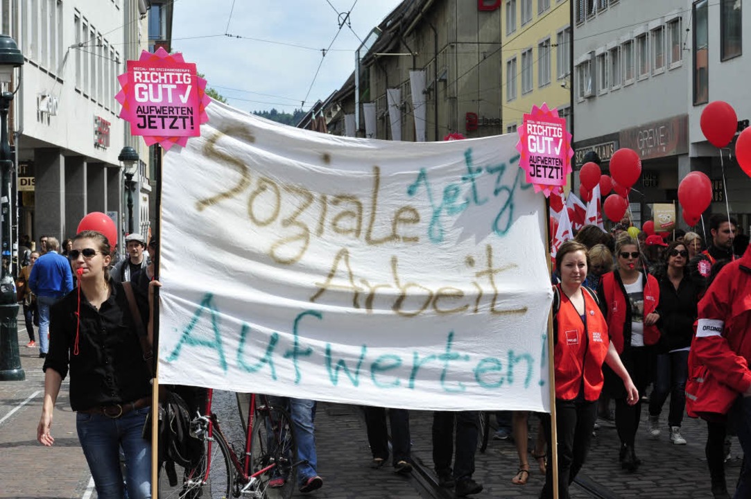 Erzieherinnen demonstrieren in der Freiburger Innenstadt  | Foto: Thomas Kunz