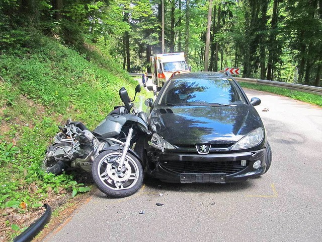 Kurz vor dieser Kurve am Kandel verlor...dfahrer die Gewalt ber sein Fahrzeug.  | Foto: Polizei