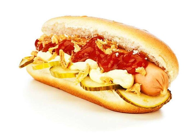 Hot Dog mit Gurken, Zwiebeln, Ketchup und Remoulade  | Foto: eyewave - Fotolia.com
