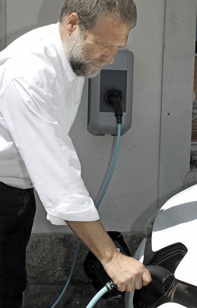 Peter Schwander tankt das Elektroauto ...n das Auto als zustzliches Fahrzeug.   | Foto: Cornelia Liebwein