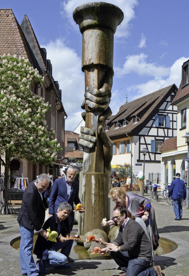 Schnecken am Brunnen, Schnecken in der...rs anstehende Brunnenfest eingedeckt.   | Foto: Sylvia-Karina Jahn