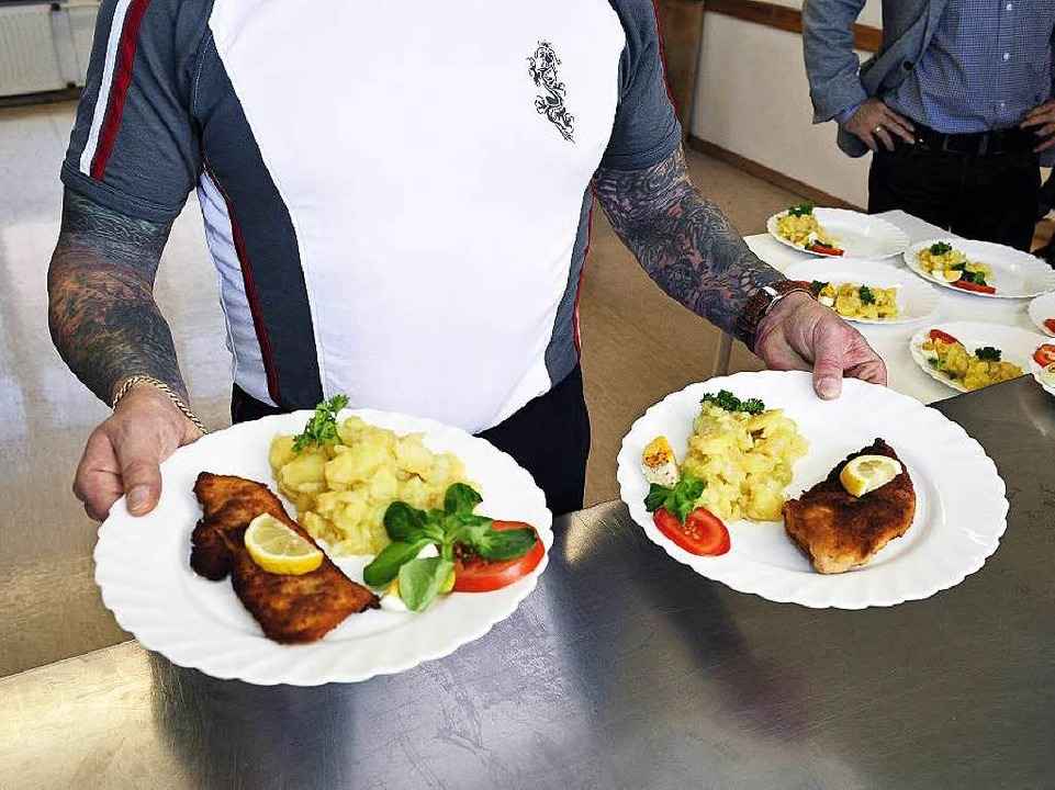 In der JVA-K�che – das Bild ents...eaterprojekts im Freiburger Gef�ngnis.  | Foto: kunz