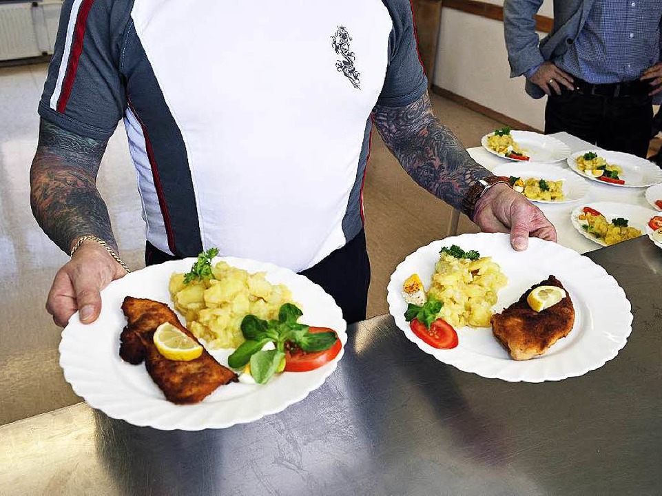 In der JVA-Kche &#8211; das Bild ents...eaterprojekts im Freiburger Gefngnis.  | Foto: kunz