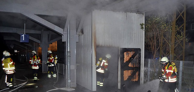 Einen Schwelbrand im Gerteschuppen  a...erzarten musste die Feuerwehr lschen.  | Foto: Kamera24