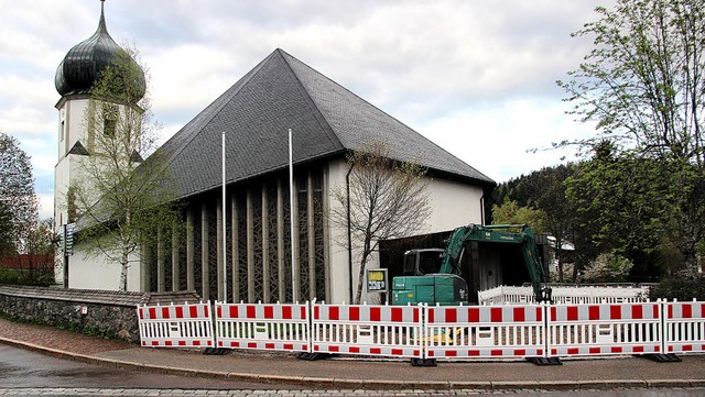 Der Kirchvorplatz erhlt ein neues Ges... mit einer Teilsanierung des Gehweges.  | Foto: akh