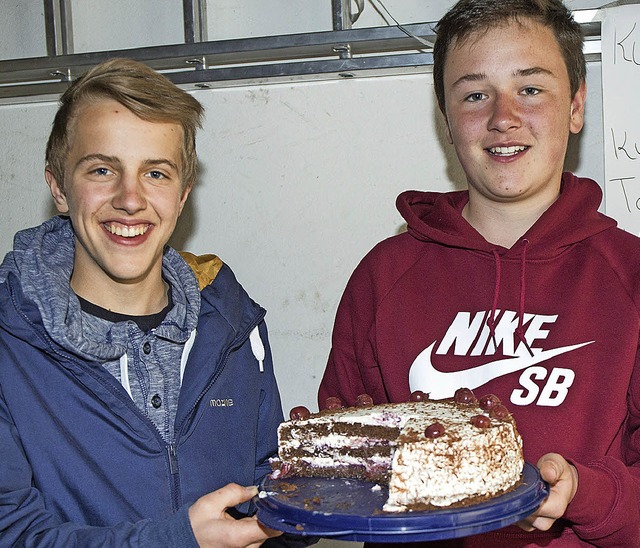 Die Birkendorfer Firmanden, hier (von ... starteten eine Kuchenverkaufs-Aktion.  | Foto: Chris Seifried