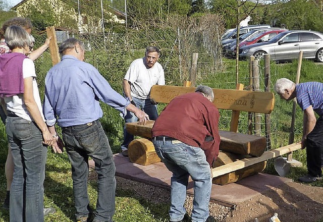 Unter  Leitung von Markus Haas (rechts...sangvereins Fahrnau die Sitzbank auf.   | Foto: ZVG