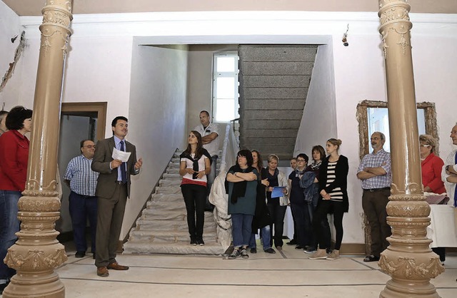 Mit einem grozgigen Foyer und Treppe...r alten Schule zur Kita  beeindruckt.   | Foto: Decoux-KOne