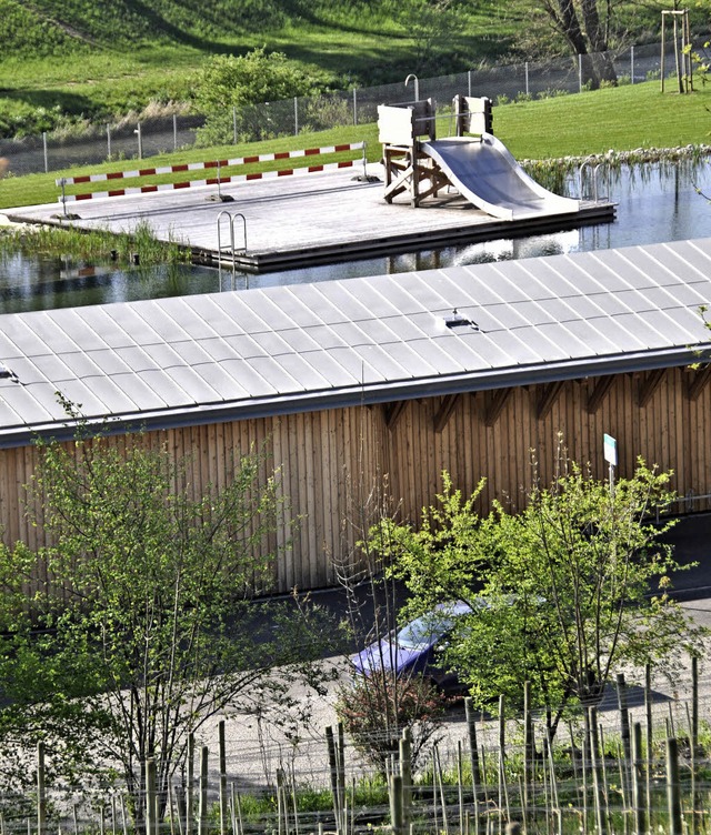 Im Naturbad zwischen  Schlipf (im Vord...eginnt am Sonntag die  zweite Saison.   | Foto: daniel Gramespacher