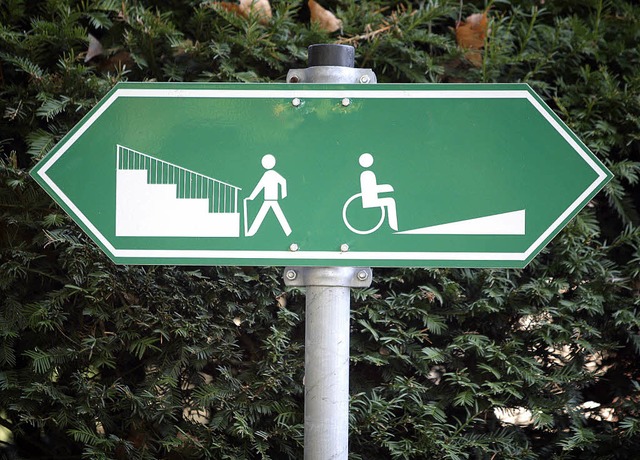 Menschen mit Handicap eine mglichst u... fr rollstuhlgerechte Wege zu sorgen.  | Foto: Dpa