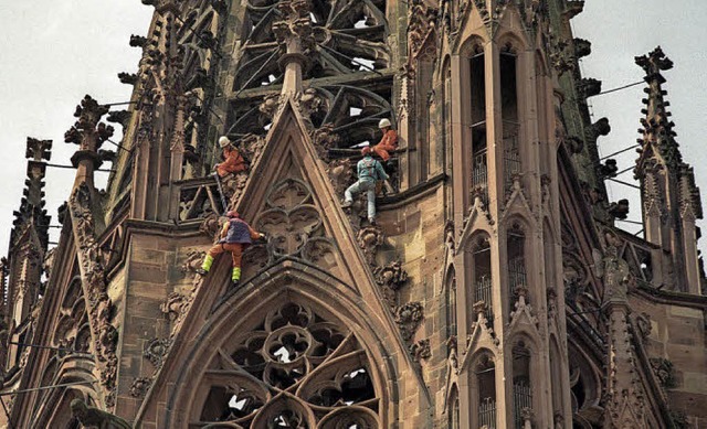 Mit Hilfe der Bergwacht und an Seilen ...berprfen Werkleute  den Mnsterturm.  | Foto: Mnsterbauverein