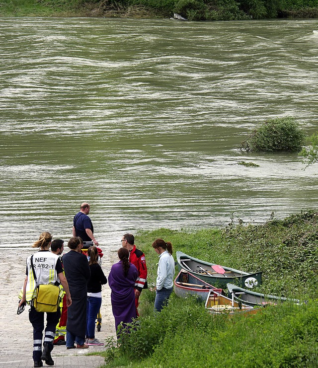 Erzieherinnen und Rettungskrfte am Uf...sser fhrenden  Altrheins bei Griheim  | Foto: martin pfefferle