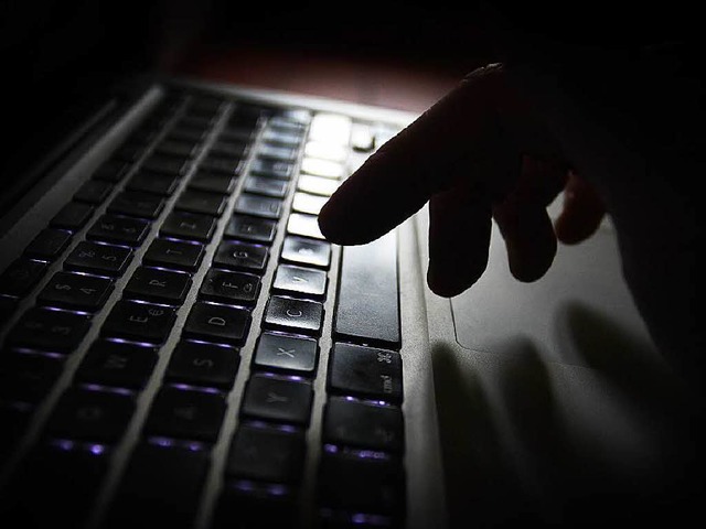 Auch Kriminelle wissen den Computer zu...bei Onlinegeschften Vorsicht geboten.  | Foto: dpa