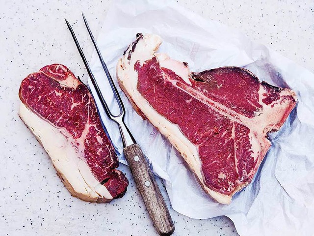 Der Fettrand der Steaks sollte beim Braten dranbleiben.   | Foto: Michael Wissing
