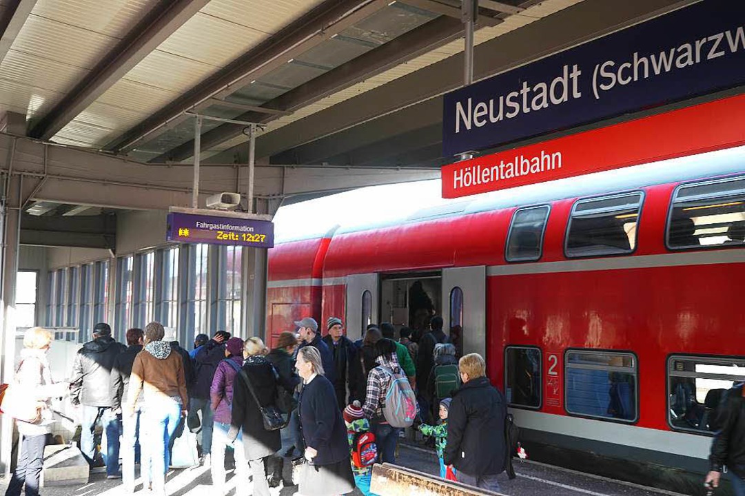 Von 2019 an  soll es am Bahnhof Neusta...mit der E-Lok weiter nach Osten gehen.  | Foto: Sebastian Wolfrum