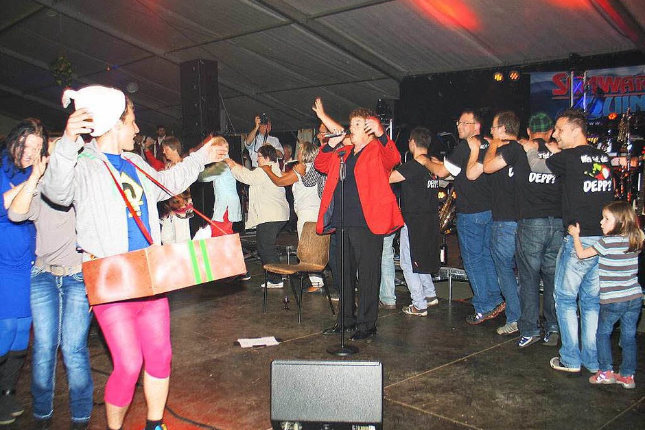 Polonaise tanzten die Festgäste um Stargast Tony Marshall herum. (Foto: Helmut Hassler) Polonaise tanzten die Festgäste um Stargast Tony Marshall herum. (Foto: Helmut Hassler)