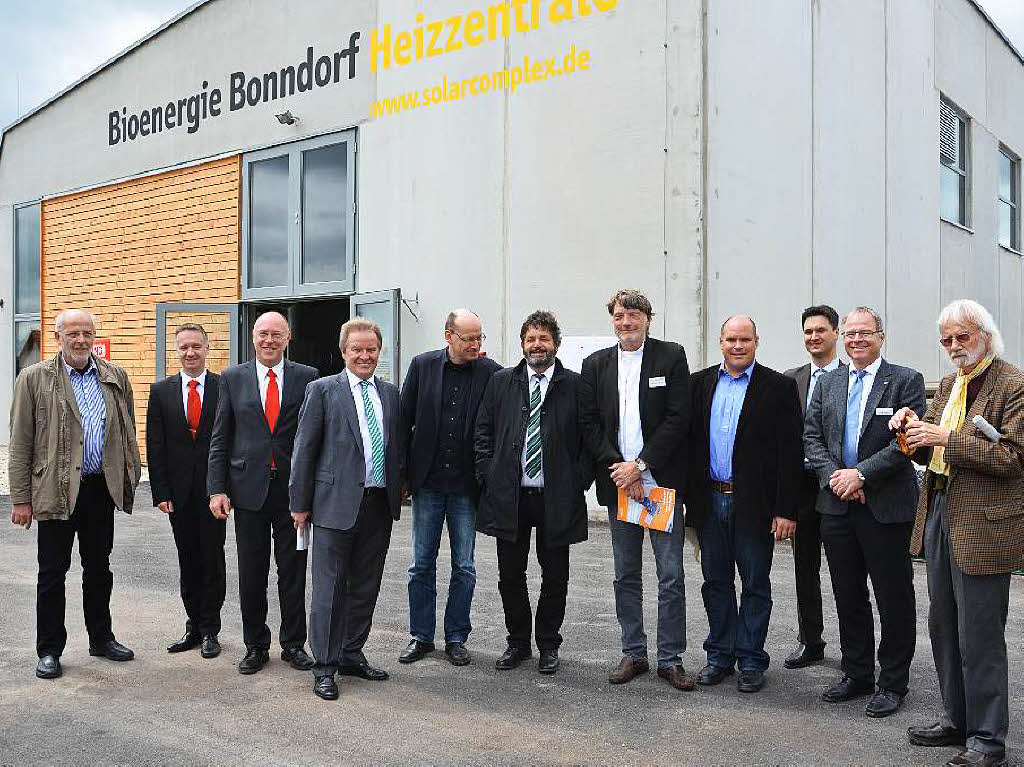 Freuen sich ber das  Nahwrmenetz (v.l.): Tilman Frank (Brgermeisterstellvertreter), Georg Riesterer und Theo Binninger (Sparkasse), Umweltminister Franz Untersteller, Bene Mller (Vorstand Solarcomplex), Reinhold Pix (MdL), Achim Achatz (Vorstand Solarcomplex), Harald Vold (Dunker), Stefan Kirsch und Hans Junginger (Firma Rehau) und Siggi Duffner (UAK).