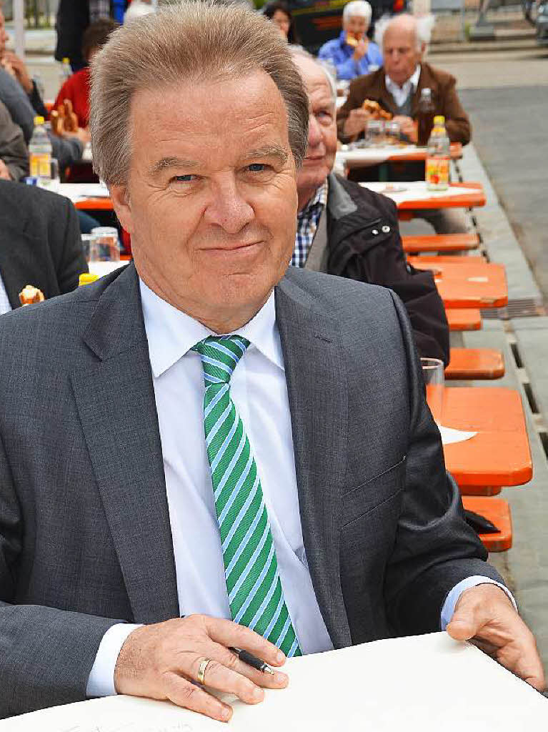Umweltminister Franz Untersteller trug sich ins Goldene Buch der Stadt Bonndorf ein.