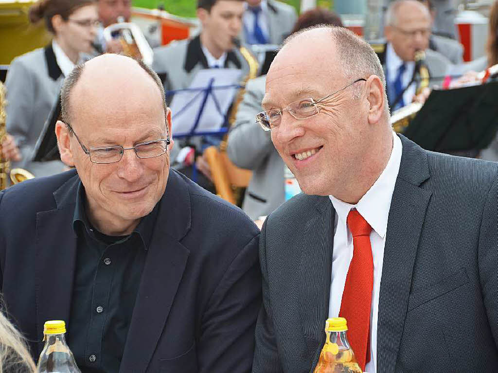 Bene Mller (Vostand Solarcomplex) und Sparkassendirektor Theo Binninger