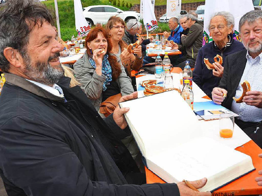 Auch Reinhold Pix (MdL) trug sich ins Goldene Buch der Stadt ein.