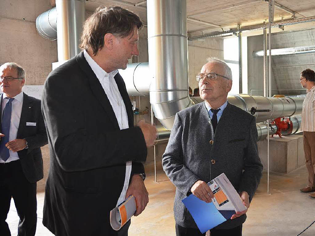 Achim Achatz im Gesprch mit Peter Adler. Die Firma Adler liefert die Wrme fr das Netz „Bonndorf Mitte“, das derzeit im Bau ist.