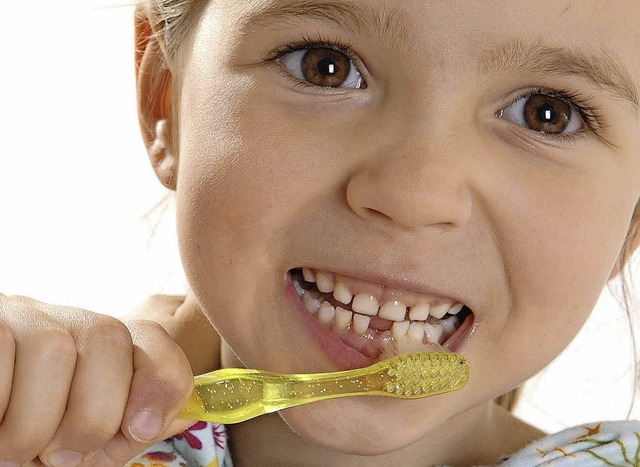Von Zahnrzten empfohlen: Fluoride sol... Schmelz gegen Kariesbakterien hrten.  | Foto: Prodente E.v.