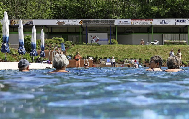 Die Stammschwimmer ziehen bereits ihre Bahnen im Herbolzheimer Freibad.   | Foto: Thilo Bergmann