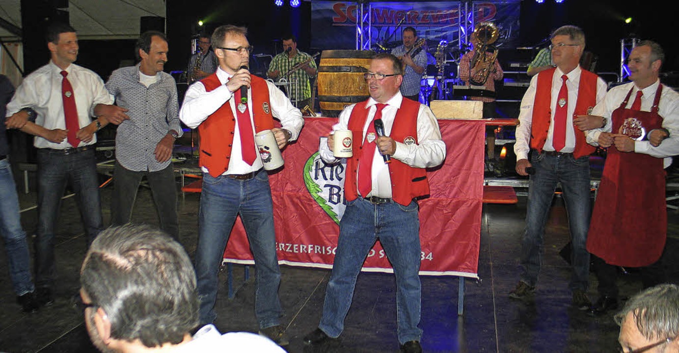 Axel Ringswald und Daniel Kietz singen das Riegeler Bockbierfestlied.  | Foto: Helmut Hassler