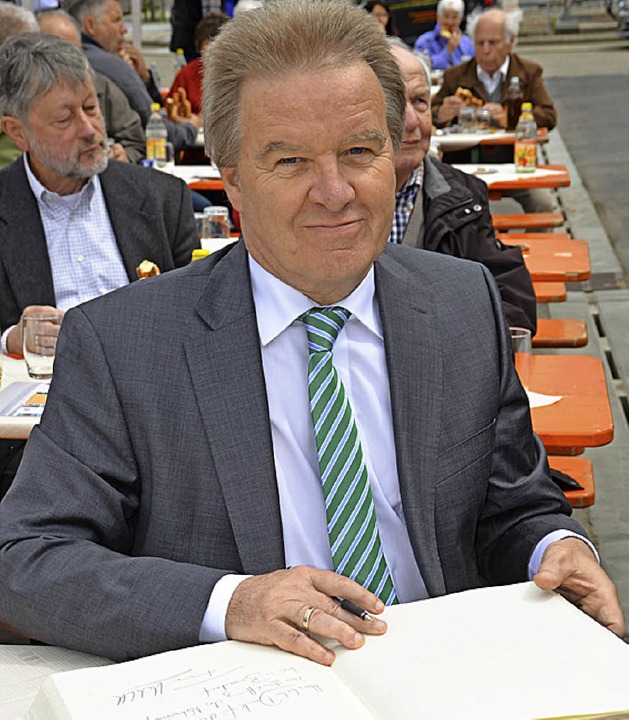 Umweltminister Franz Untersteller vere...h im Goldenen Buch der Stadt Bonndorf.  | Foto: Juliane Khnemund