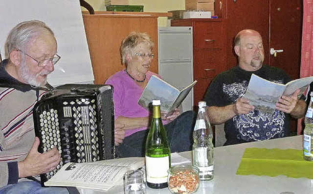 Volksliedersingen mit Franz Stdtele a... Fritsche und Beate Haas (von rechts).  | Foto: Karlernst Lauffer