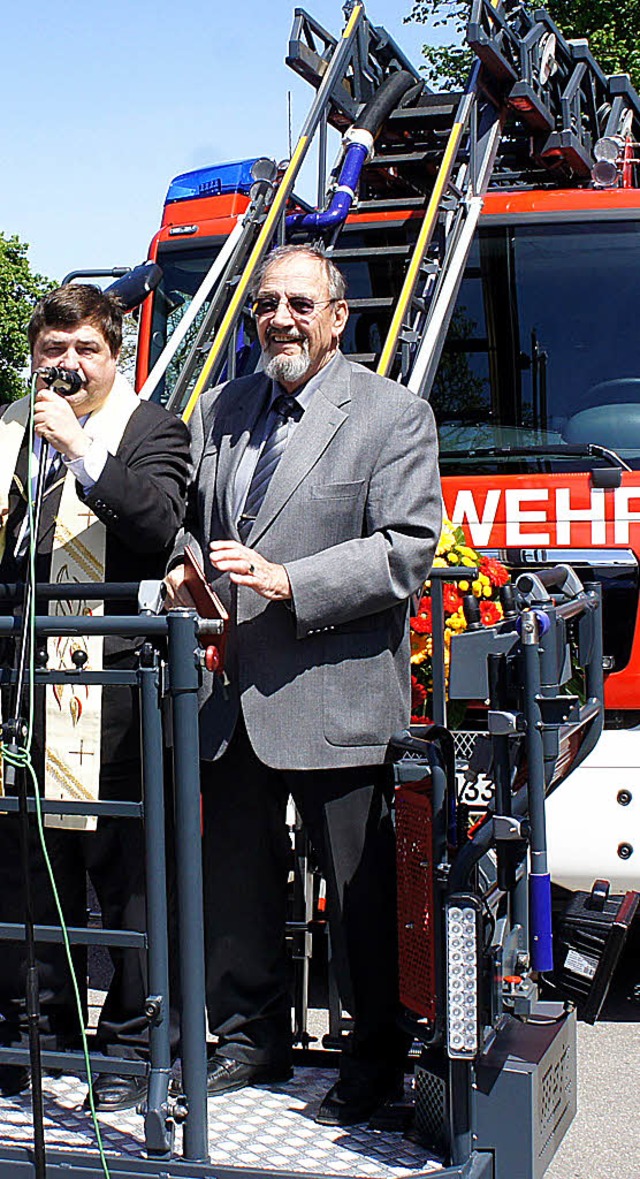 Die Pfarrer Klaus Fietz (links) und  Eberhard Gnther segneten die Fahrzeuge.   | Foto: Reinhard Herbrig