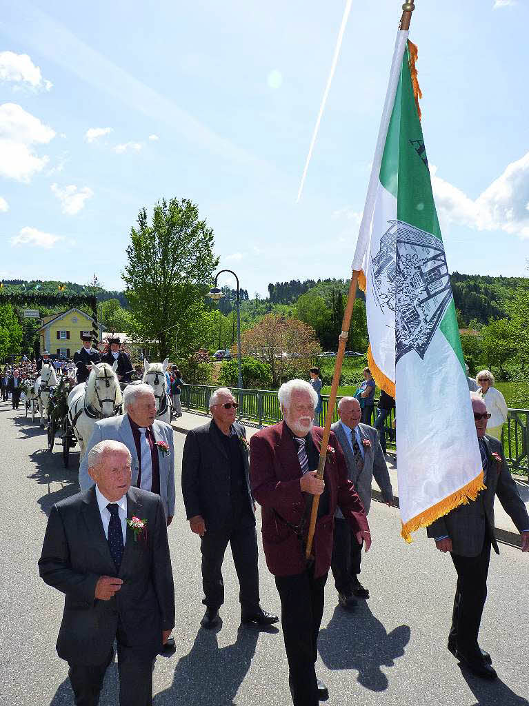 Das Hebelfest verbindet Generationen: Hanseli, Vreneli und Alte Mannen beim Abholen der Gste am Bahnhof.